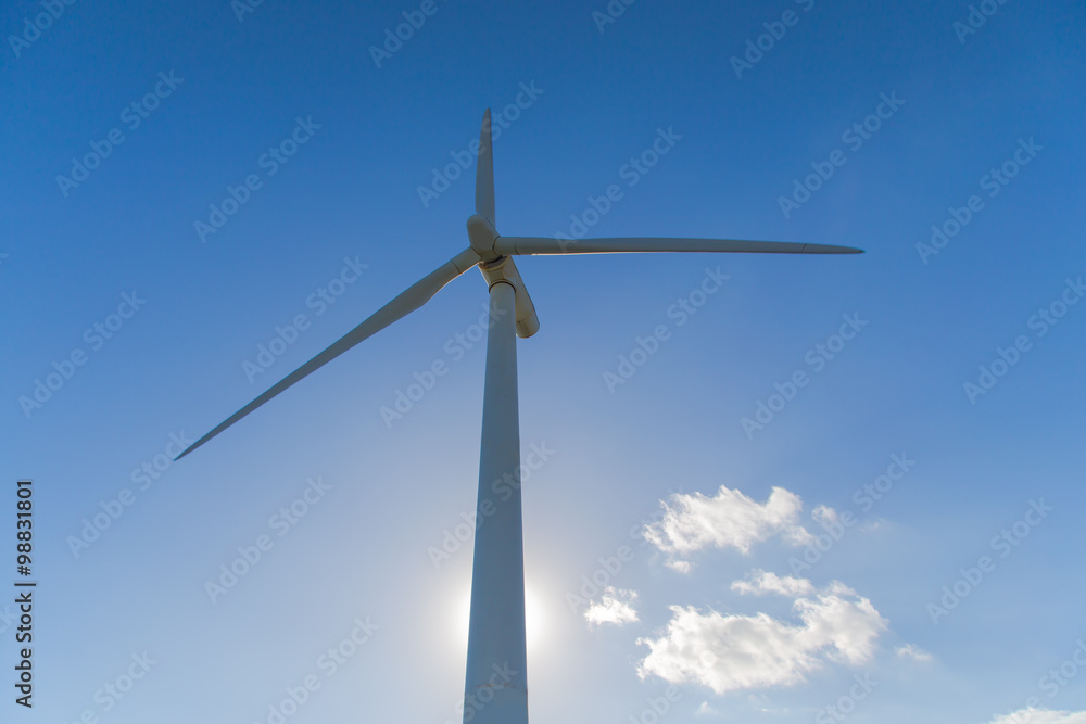 風力発電と青空