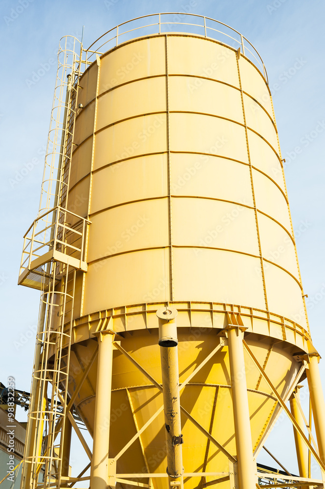 Concrete mixing silo, site construction facilities. Concrete mixing silo, site construction facilities.