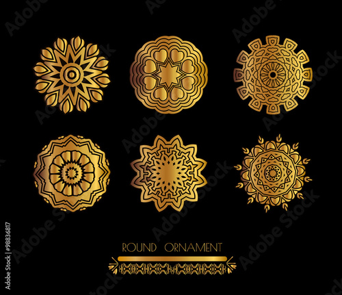 Fototapeta Ozdobny wzór koronki na zaproszenia ślubne i kartki z życzeniami. Zestaw Vintage złoty okrągły wzór. Tło wektor złoto. Ozdobne złote koło rama