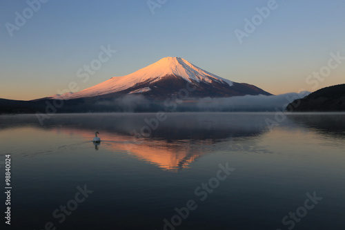 山中湖から見た朝焼けの富士山