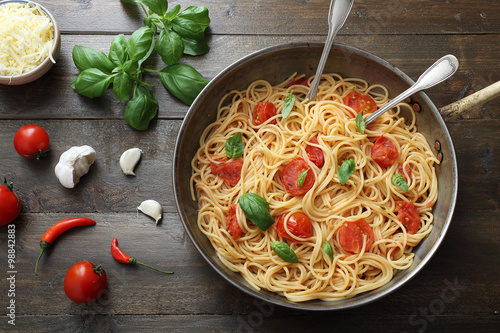 Obraz na plátně vista dall'alto Pasta italiana spaghetti con pomodoro fresco su sfondo legno rus