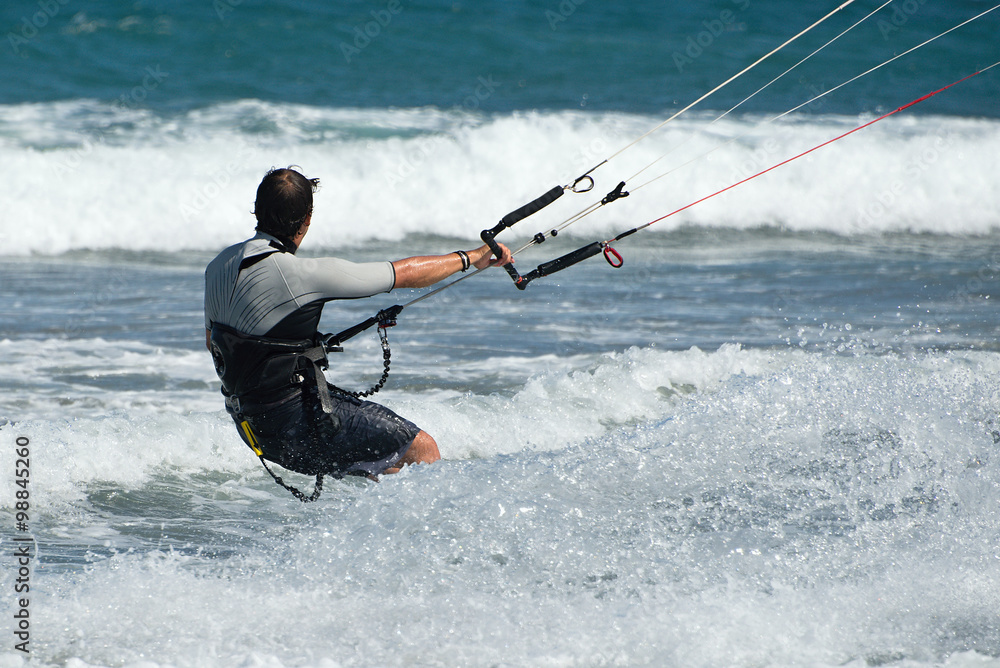 Naklejka premium Kite surfer rides