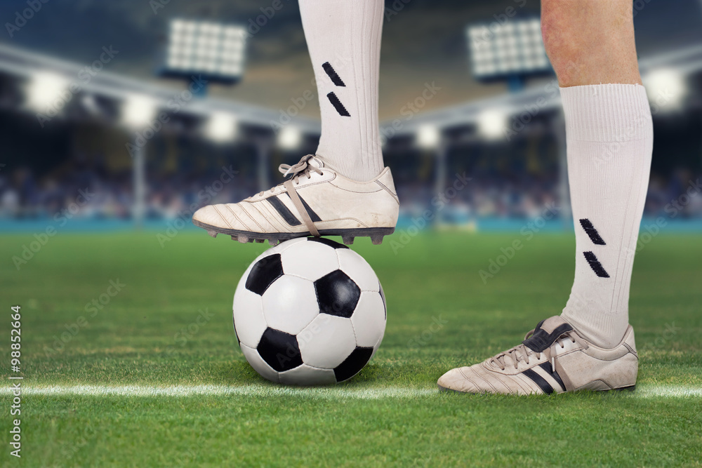 Obraz premium Fußballspieler im Stadion mit Ball