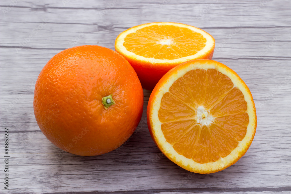 Frische aufgeschnittene Orangen in Nahaufnahme Frische aufgeschnittene Orangen in Nahaufnahme