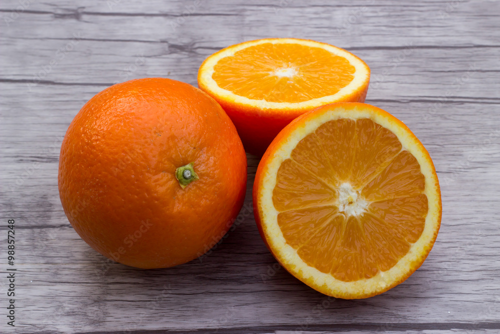Frische aufgeschnittene Orangen in Nahaufnahme Frische aufgeschnittene Orangen in Nahaufnahme