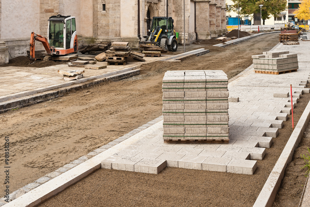 Foto Stock Strassenbau und Wegebau Verlegen von Gehwegplatten aus