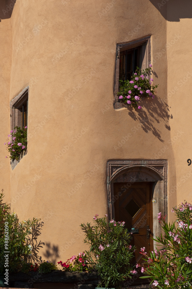 Fototapeta premium Detalle de una típica casa alsaciana en Ribeauville, Alsacia, Francia