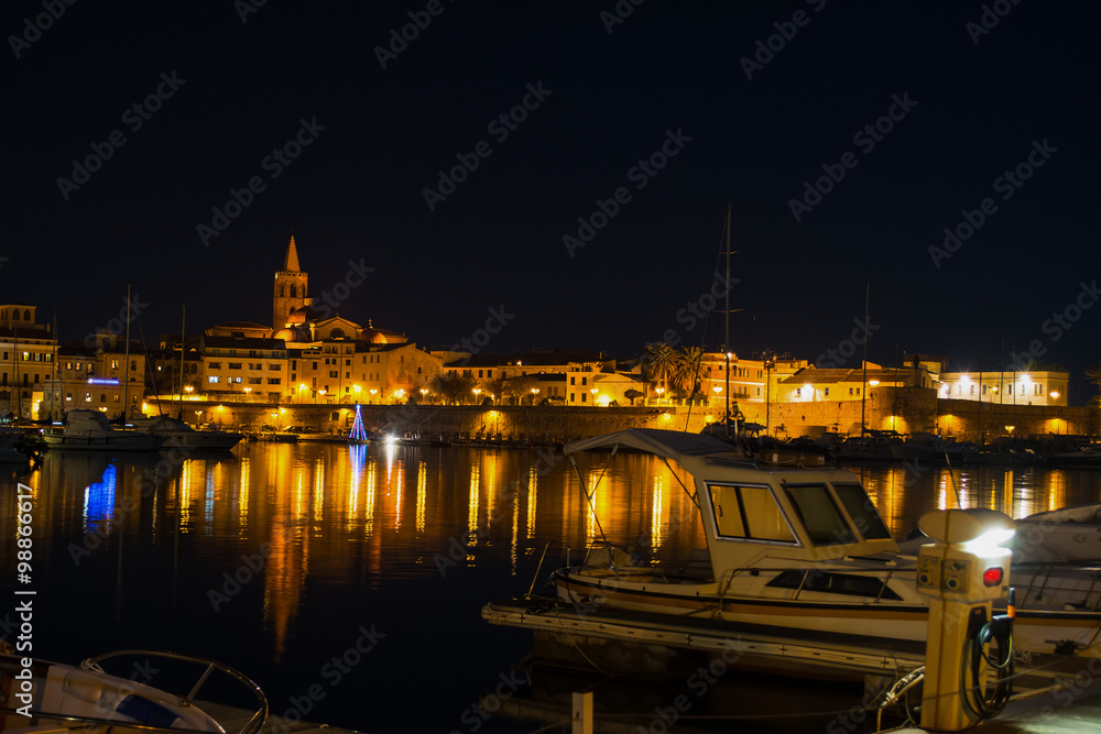 Obraz premium alghero cityscape at night