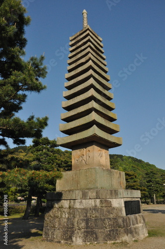 浮島十三重の石塔