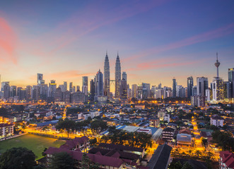 Tableau sur plexiglas Kuala Lumpur Centre-ville de Kuala Lumpur nuit lumières urbaines  © farizun amrod