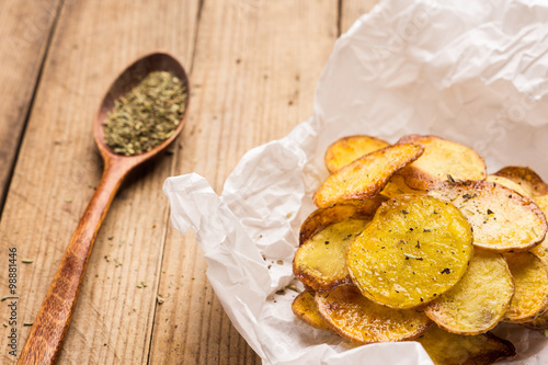 Obraz na płótnie Homemade potato chips with spices