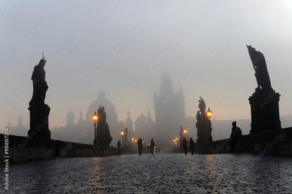 Obraz premium Charles bridge in Prague a foggy morning