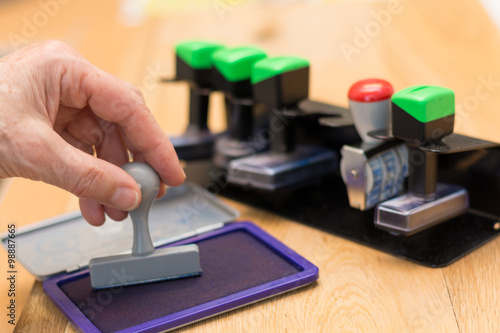 Hand drückt Stempel in Stempelkissen - Nahaufnahme photo