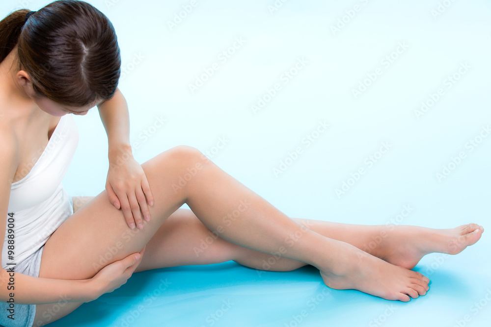 Obraz premium 太ももをケアする女性