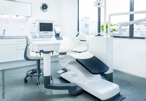 Zahnarzt und Zahnarztstuhl mit Instrumenten für die Zahnmedizin / dental chair