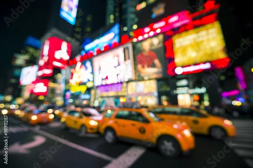 Obraz Nieostry widok oznakowania, ruchu i świątecznych tłumów na Times Square w ramach przygotowań do Sylwestra w Nowym Jorku, USA