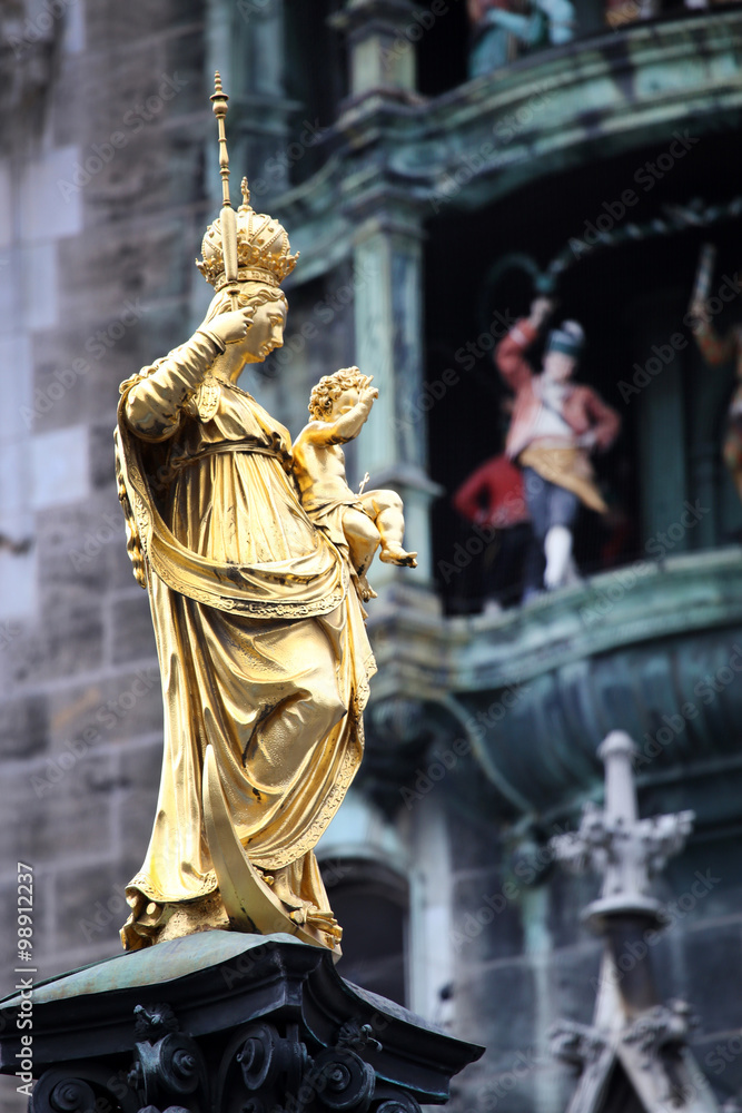 Fototapeta premium The Mariensaule, a Marian column and Munich city hall on the Mar