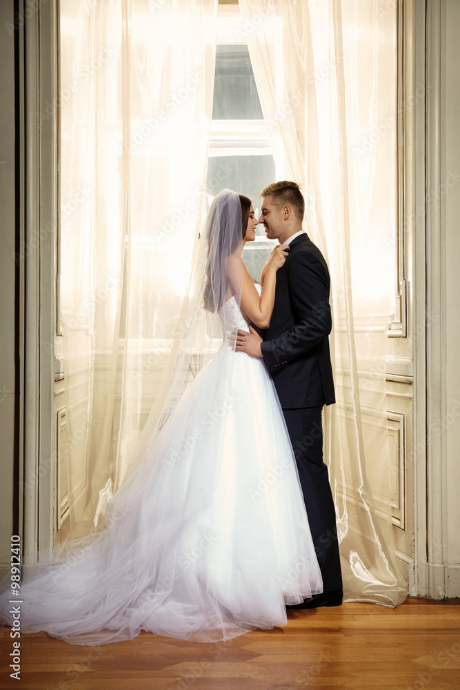 Fototapeta premium Lovers in window