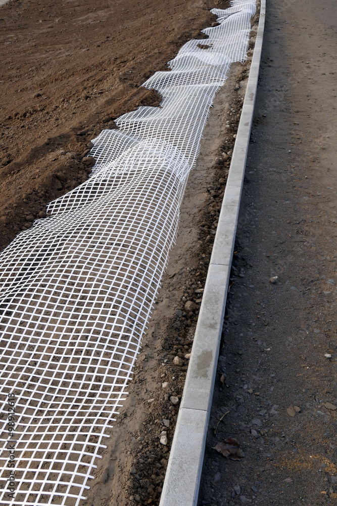 Stabilisierung einer Böschung mit Gittervlies Stabilisierung einer Böschung mit Gittervlies