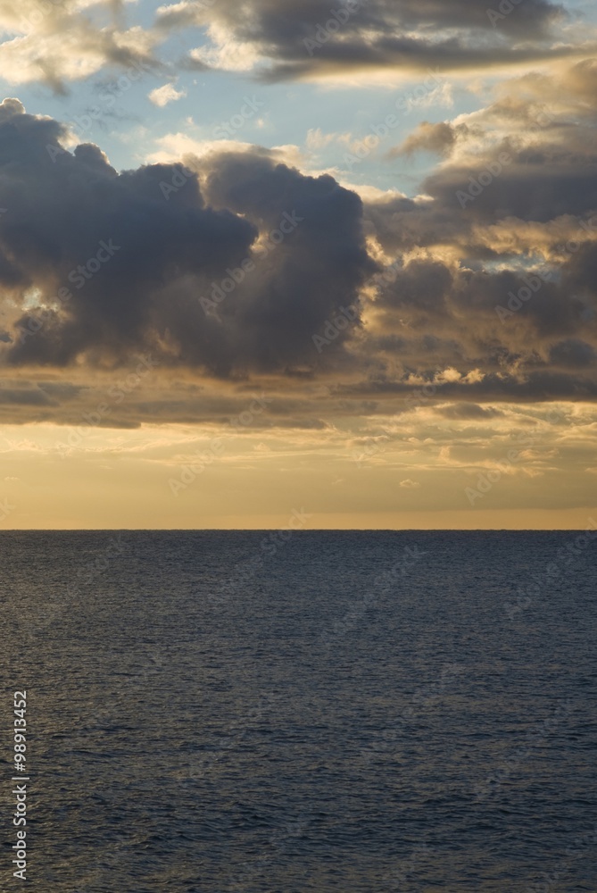 Obraz premium Dark cumulus clouds hovering over the sea