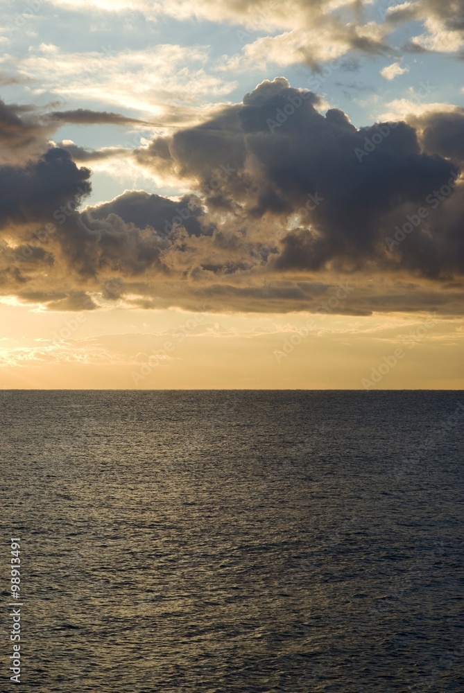Obraz premium Dark cumulus clouds hovering over the sea