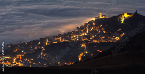 Veduta panoramica di Assisi di notte