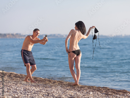 Canvas Print Attractive couple at the sea