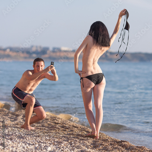 Canvas Print Attractive couple at the sea
