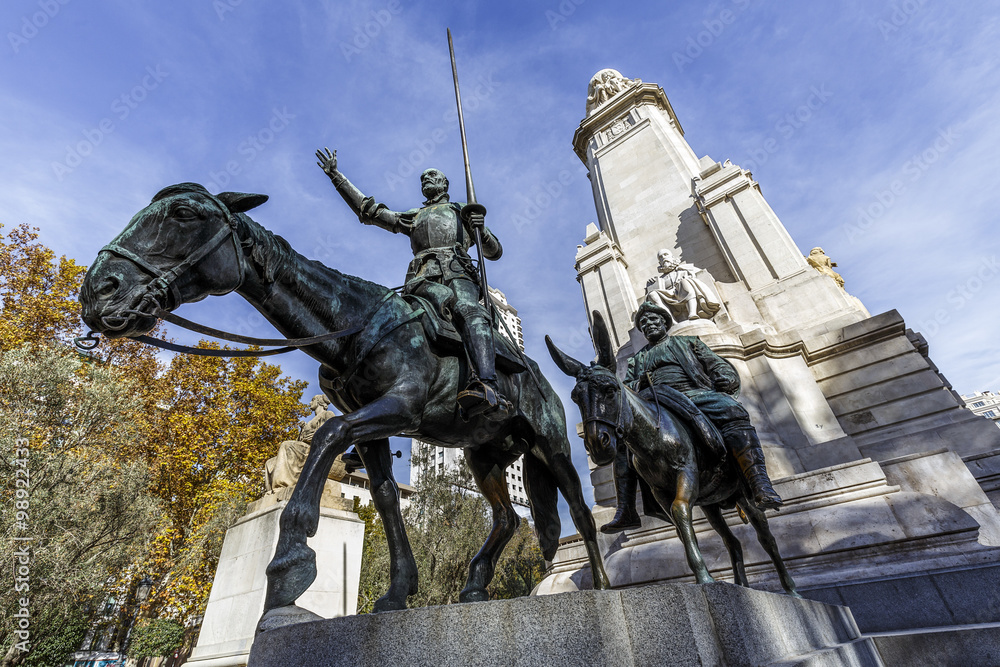 Obraz premium Statues of Don Quixote and Sancho Panza at the Plaza de Espana in Madrid