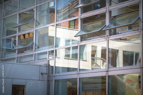 ガラス面に映る建物 © ookinate23