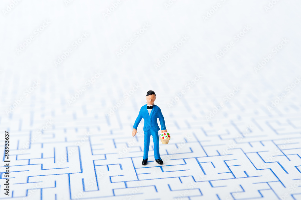 迷路に立っている子供 迷路に立っている子供