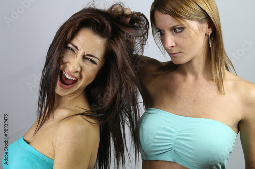 фотографія young women fighting