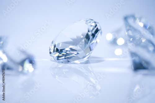 Diamant auf blauem Hintergrund