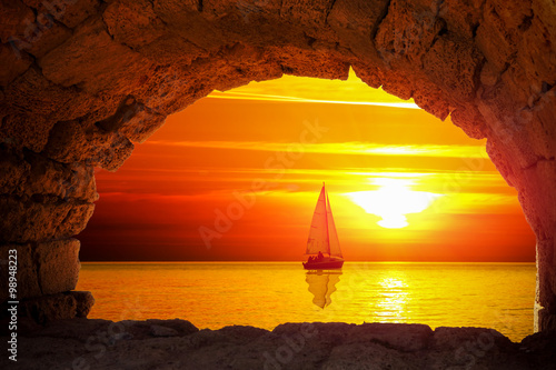 Fototapeta Sylwetka łodzi o zachodzie słońca