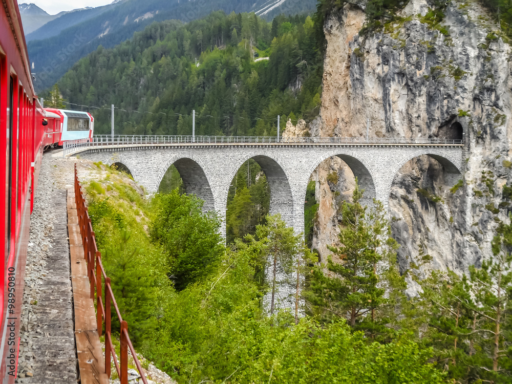 Fototapeta premium Landwasserviadukt in den Schweizer Alpen mit der rhätischen Bahn