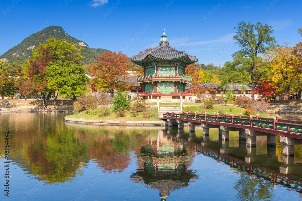 Naklejka premium Autumn of Gyeongbokgung Palace in Seoul ,Korea.