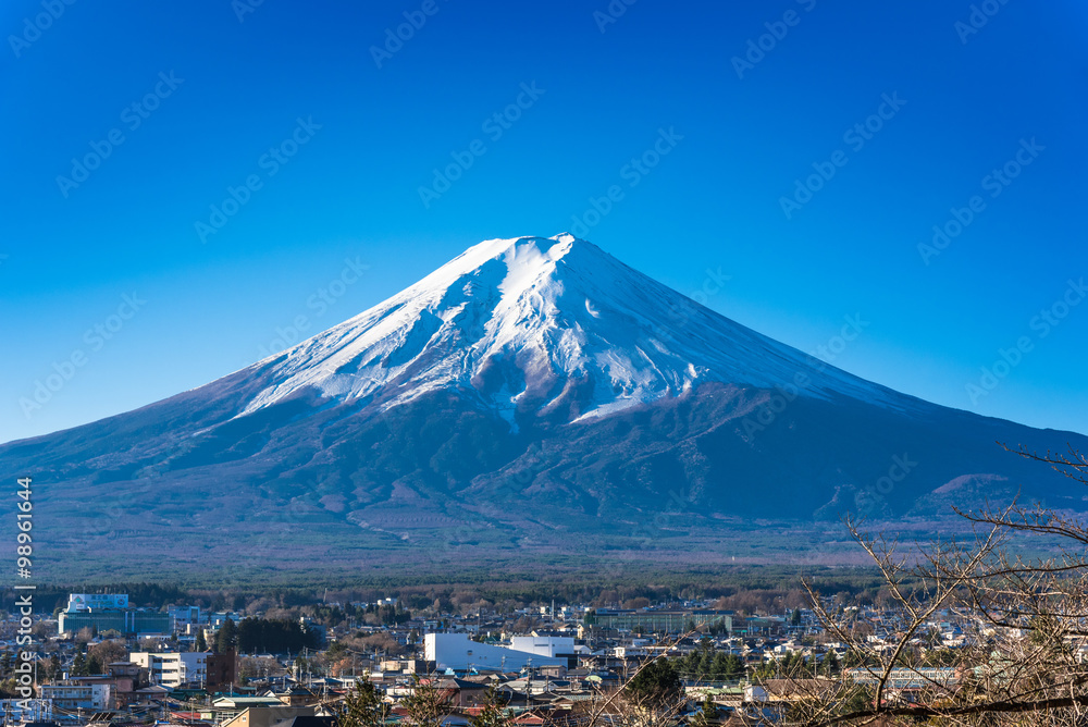 Fototapeta premium 富士山と富士吉田の町並み