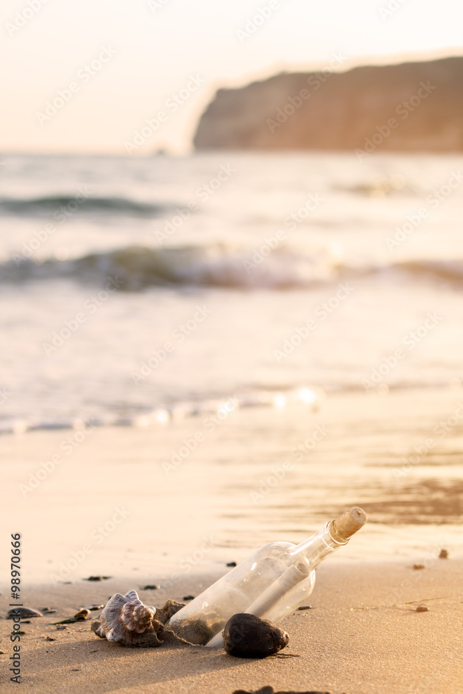 Obraz premium Message in a Bottle on the beach 