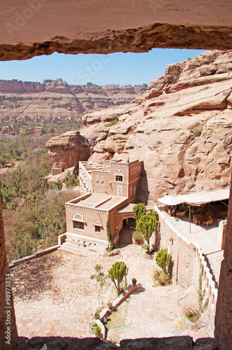 La vista da una delle finestre del Dar al-Hajar, Dar al Hajar, il Palazzo di Roccia, simbolo dello Yemen, icona photo