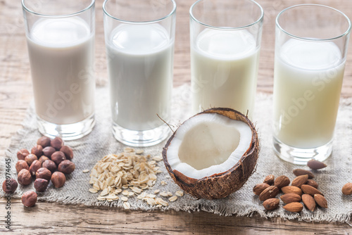 Cuadro en lienzo Different types of non-dairy milk