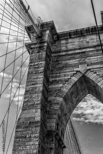 Valokuva Brooklyn Bridge arch in black and white