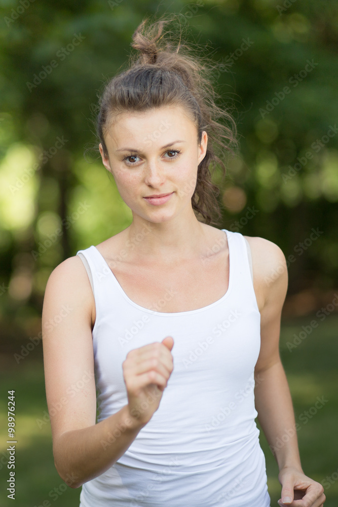 Fototapeta premium Junge Frau beim Joggen