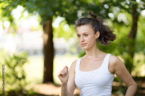 Free Download Junge Frau beim Joggen - GFXLoad
