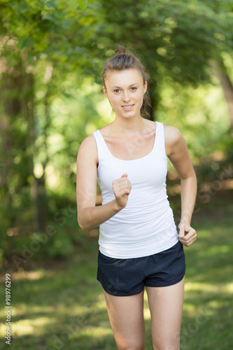 Junge Frau beim Joggen