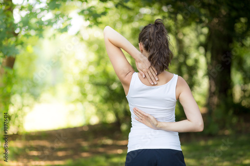 Joggerin dehnt ihren Rücken