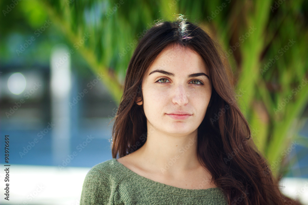 Chica morena con ojos verdes plano medio corto Stock Photo | Adobe Stock