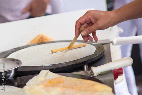 Preparing a crepe