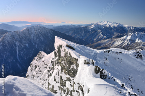 西穂高岳山頂から望む冬の稜線