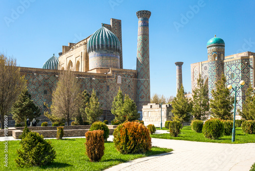 Foto Uzbekistan, Samarkand, the garden leading to the Registan square with the wander