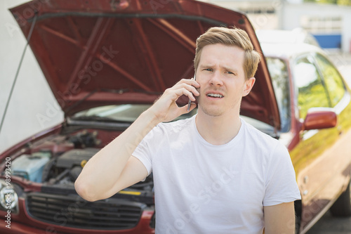 Junger Mann hat Autopanne und telefoniert © DDRockstar